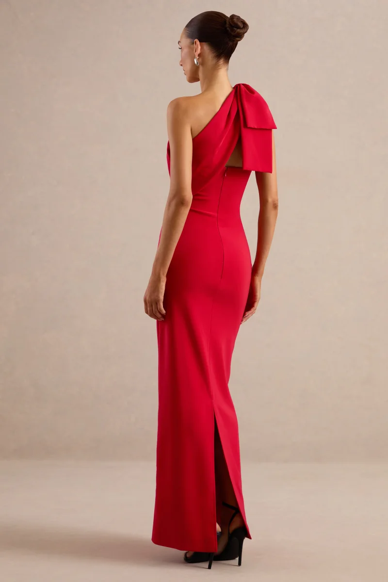 Adara | Vestido largo rojo con escote asimétrico y detalle de lazo - Imagen 3