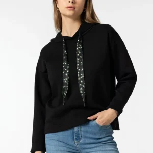 Sudadera Negra con Capucha
