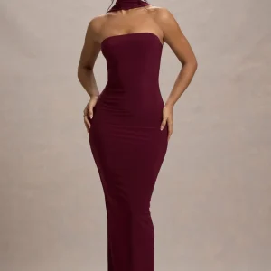Nobu | Vestido largo con escote bandeau y cuello halter en color burdeos