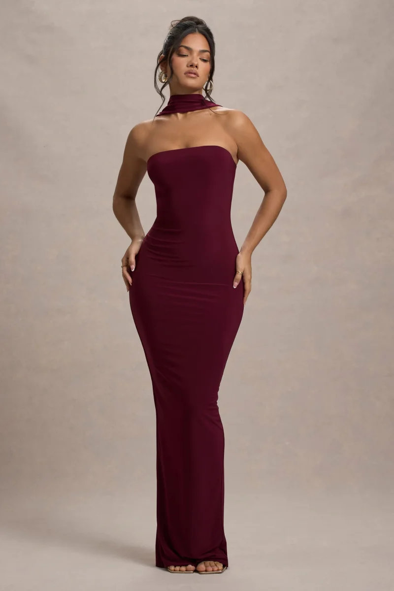Nobu | Vestido largo con escote bandeau y cuello halter en color burdeos - Imagen 2
