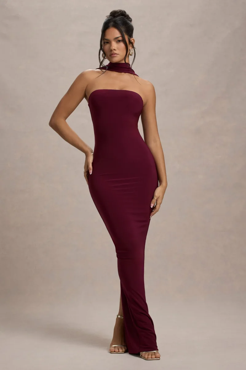 Nobu | Vestido largo con escote bandeau y cuello halter en color burdeos - Imagen 6