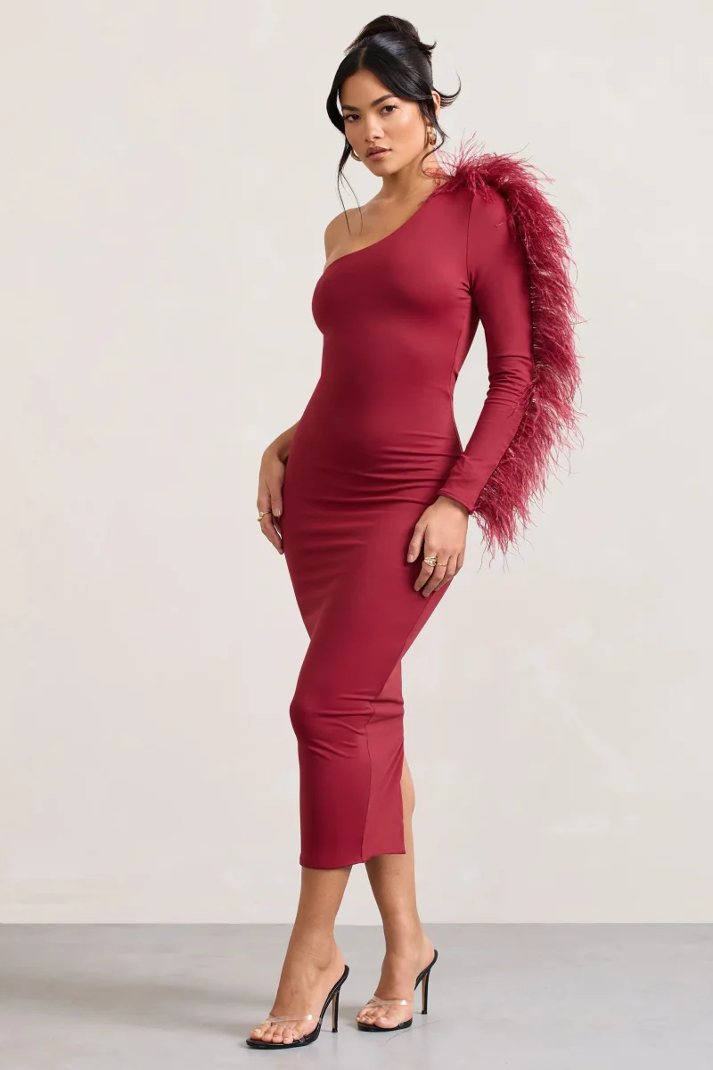 Wild One | Vestido Burdeos Midi Ajustado de Un Solo Hombro con Manga Adornada con Plumas - Imagen 2