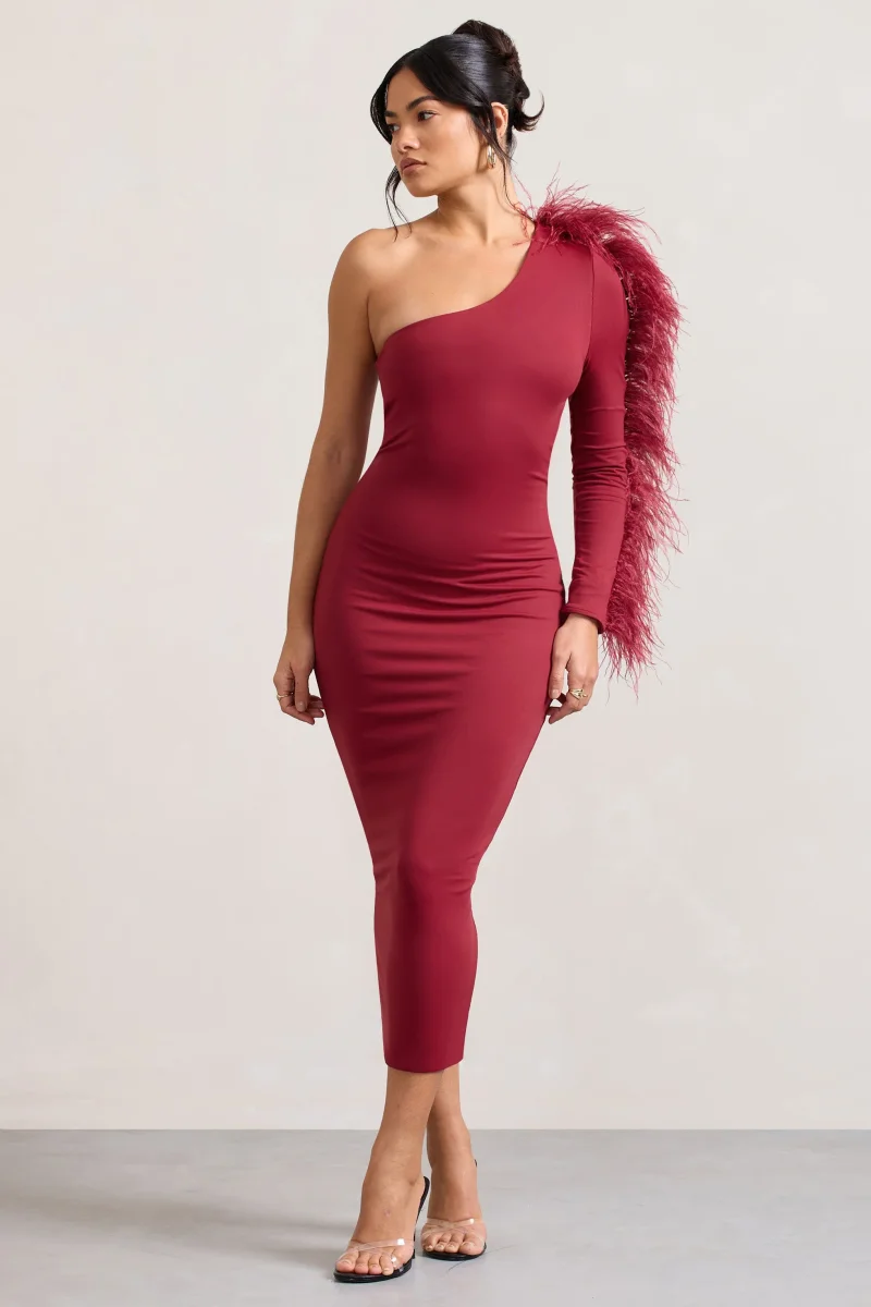 Wild One | Vestido Burdeos Midi Ajustado de Un Solo Hombro con Manga Adornada con Plumas - Imagen 5
