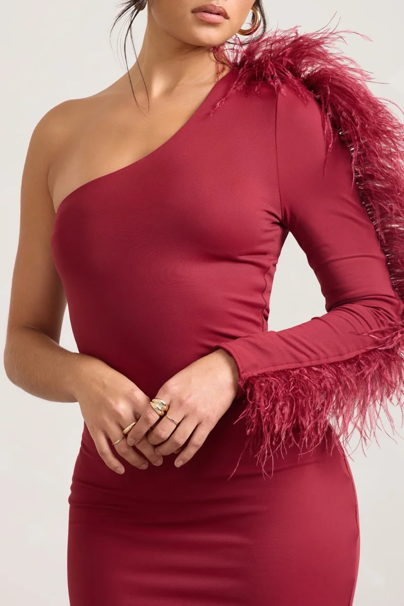 Wild One | Vestido Burdeos Midi Ajustado de Un Solo Hombro con Manga Adornada con Plumas - Imagen 4