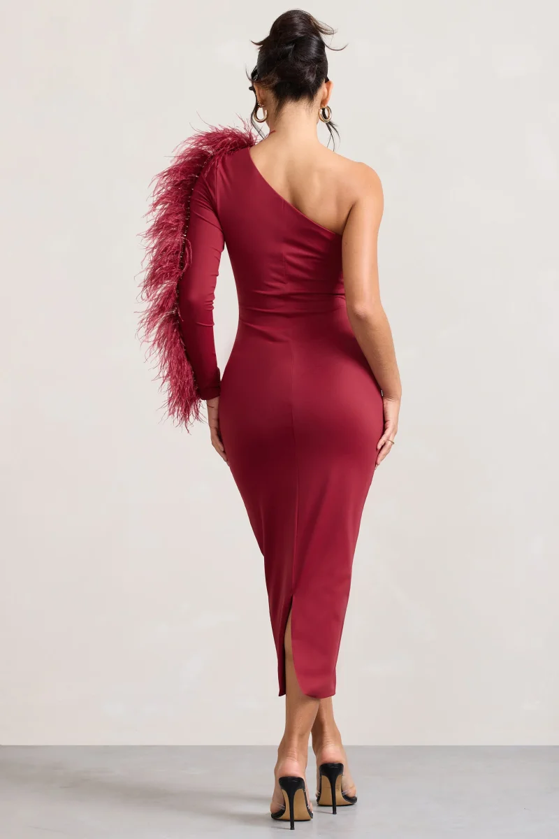 Wild One | Vestido Burdeos Midi Ajustado de Un Solo Hombro con Manga Adornada con Plumas - Imagen 3