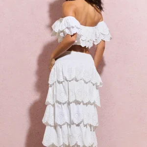 Vista | Falda Larga Blanca con Volantes y Bordados en Capas