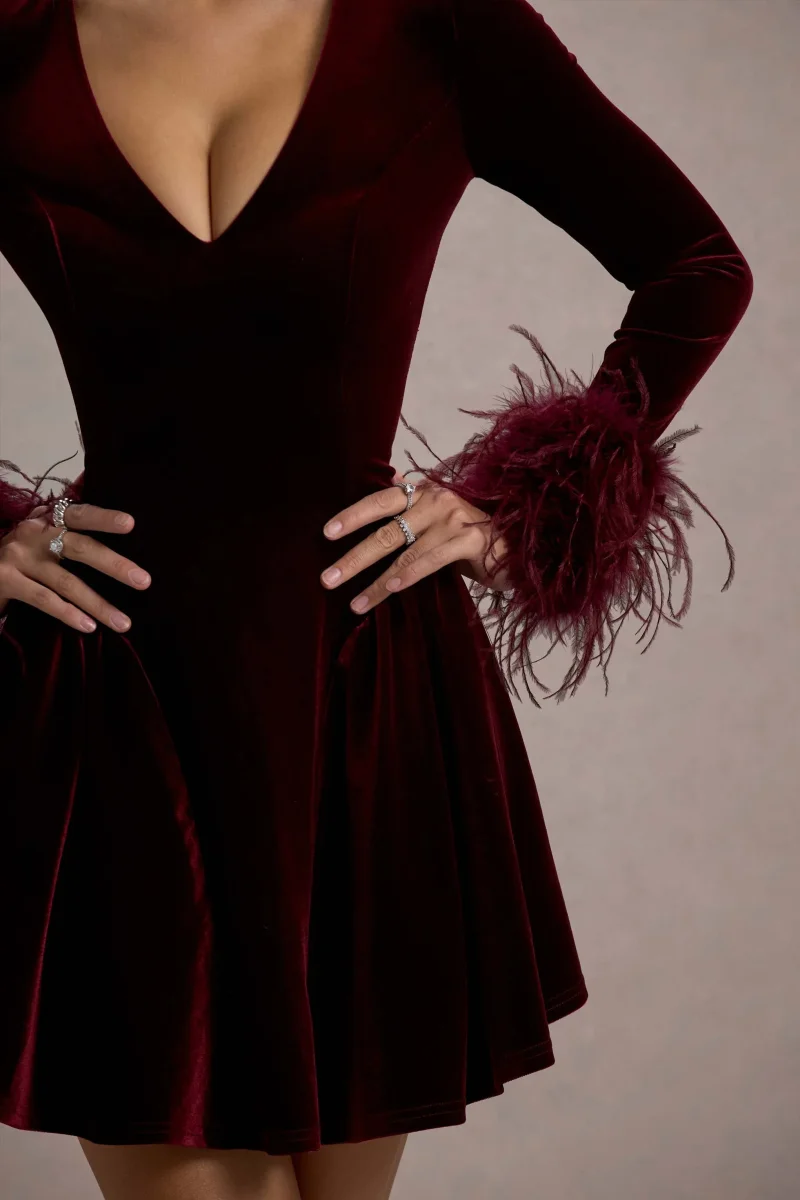 Pasilla | Vestido corto de terciopelo burdeos y Puños de plumas - Imagen 6