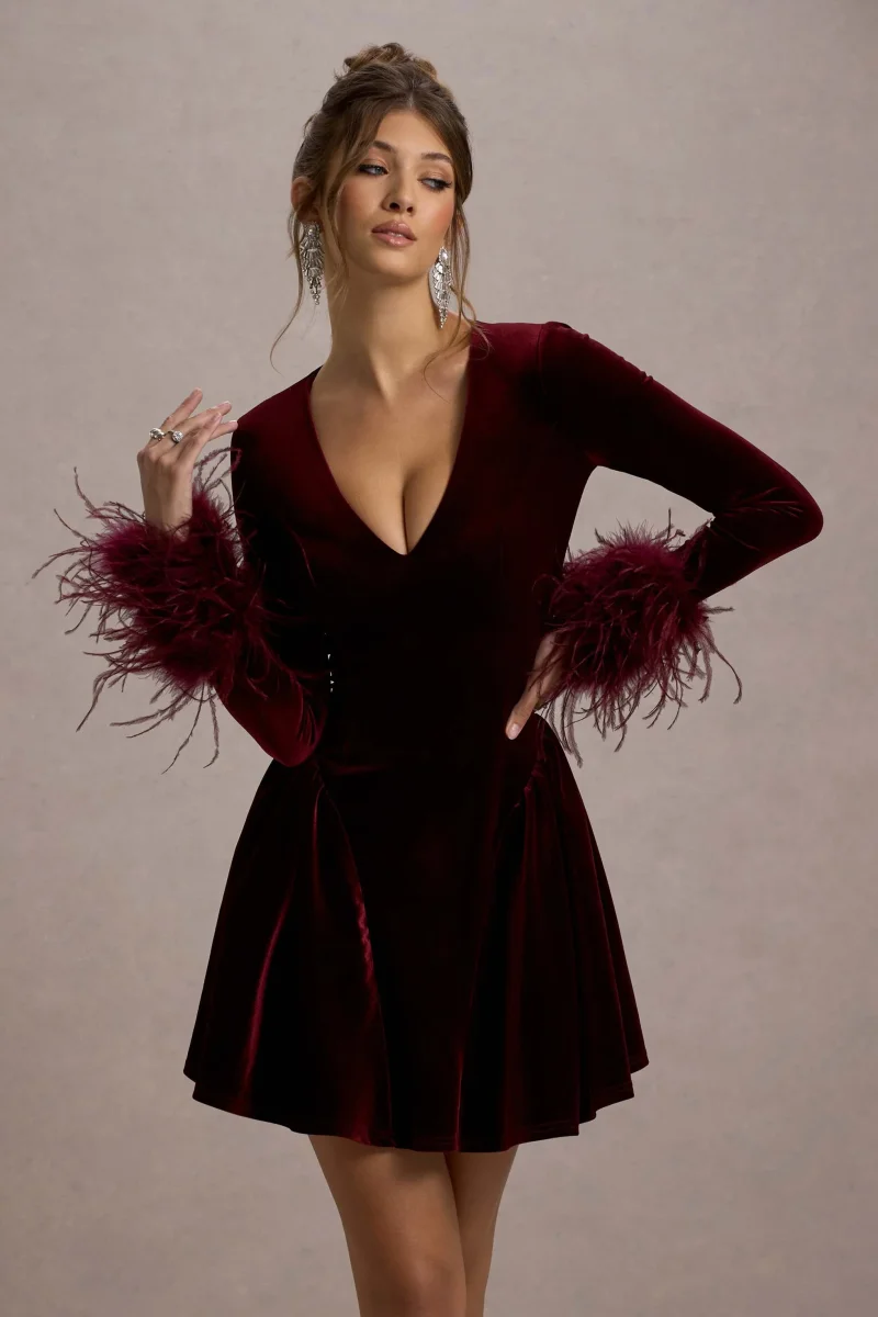 Pasilla | Vestido corto de terciopelo burdeos y Puños de plumas - Imagen 4