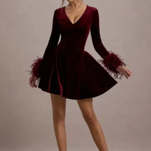 Pasilla | Vestido corto de terciopelo burdeos y Puños de plumas