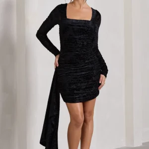 Crimson Cut | Vestido corto ajustado de terciopelo negro con mangas largas y volantes florales