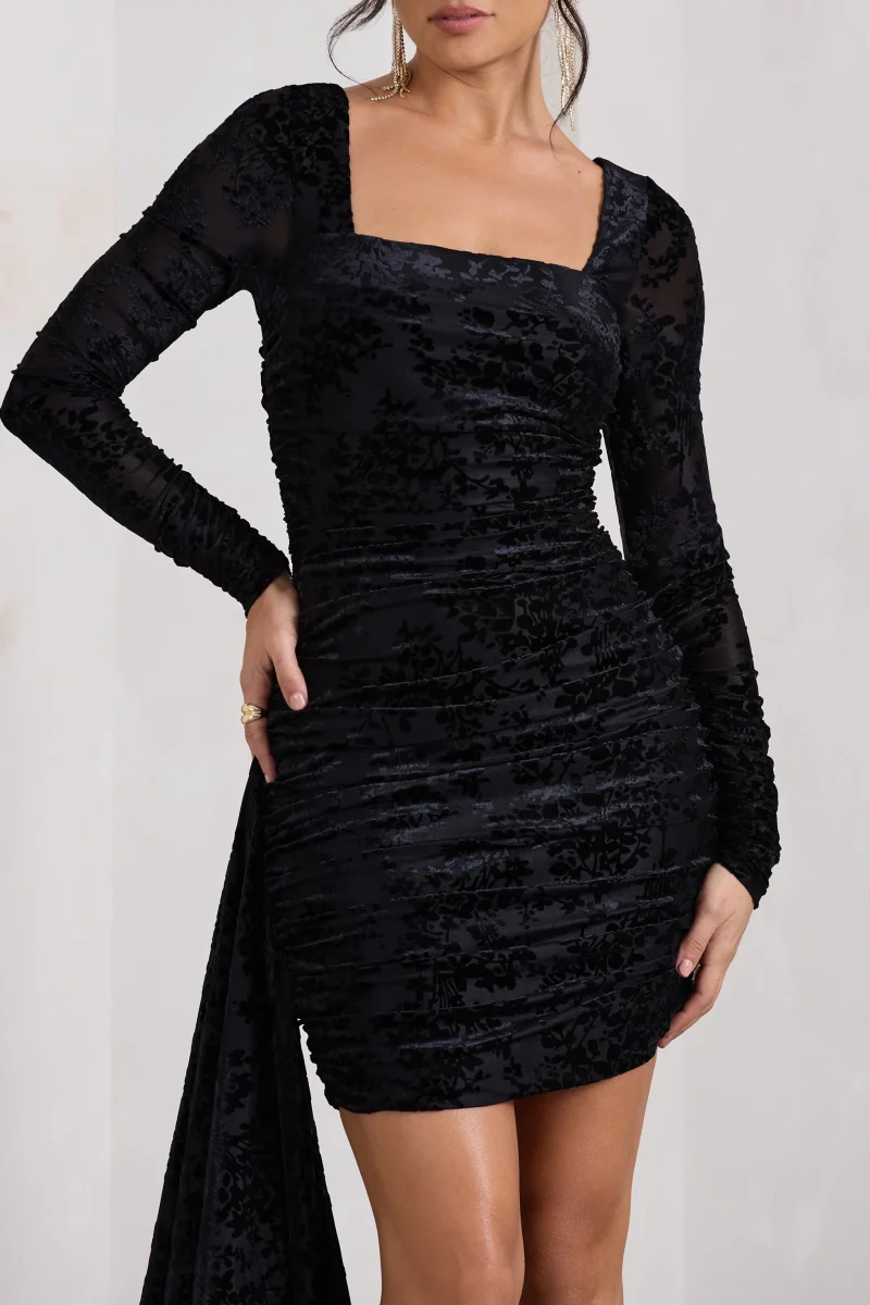 Crimson Cut | Vestido corto ajustado de terciopelo negro con mangas largas y volantes florales - Imagen 4