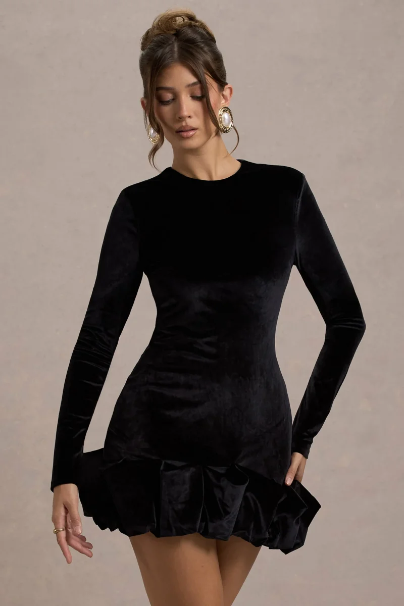 Claudine | Vestido Corto de Terciopelo Negro con Mangas Largas y Volantes