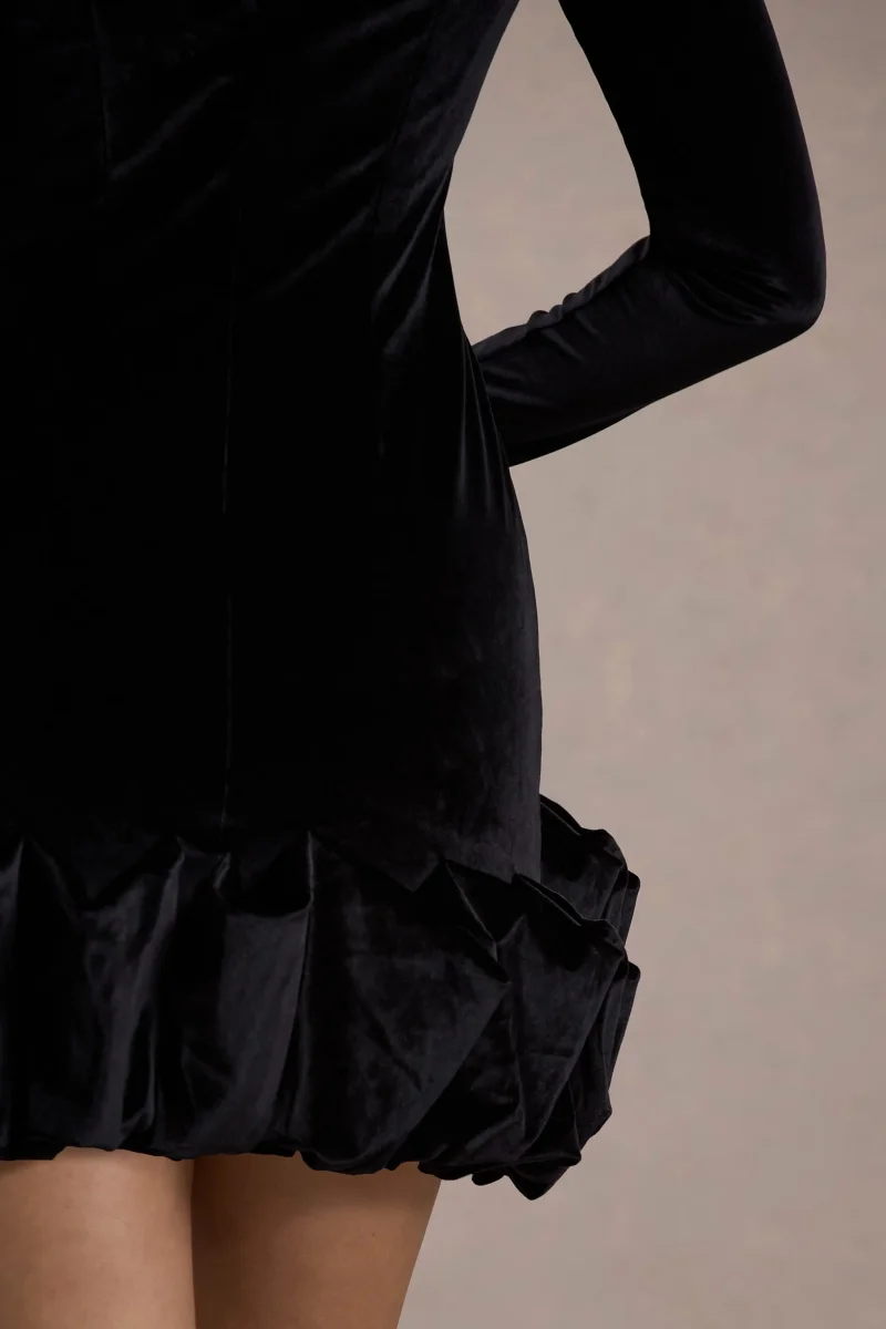 Claudine | Vestido Corto de Terciopelo Negro con Mangas Largas y Volantes - Imagen 7