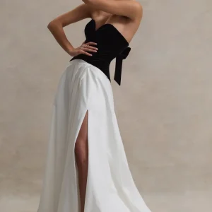 Lucienne | Vestido largo escote en forma de corazón y abertura en color negro y crema