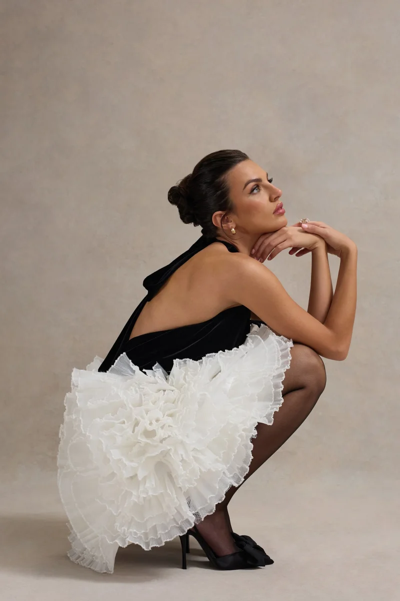 Meringue | Vestido corto de Terciopelo Negro con Escote Pronunciado y Falda de Tul - Imagen 9