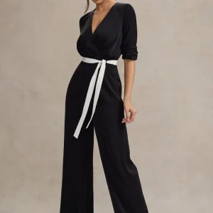 Ruba | Mono negro con escote en V y cinturón en blanco