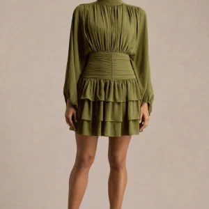 Imma | Vestido corto de cuello alto en color oliva con detalles de volantes