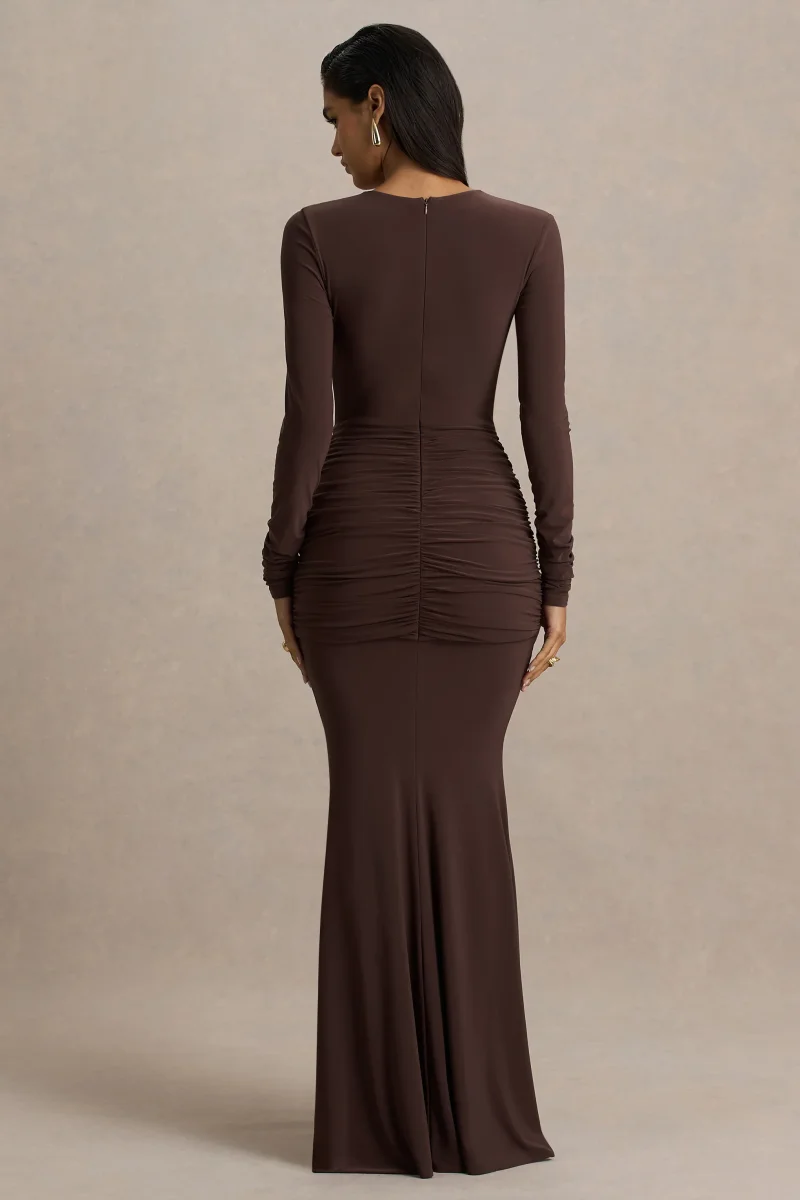 Saffie | Vestido Largo Chocolate De Escote Profundo Con Mangas Largas Y Detalles Fruncidos - Imagen 3