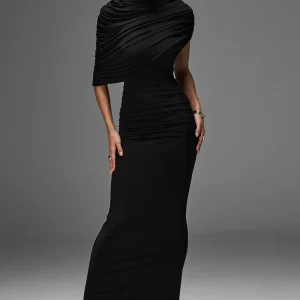 Glitz | Vestido largo en Negro con Escote Alto, Manga Capa y Detalle Fruncido