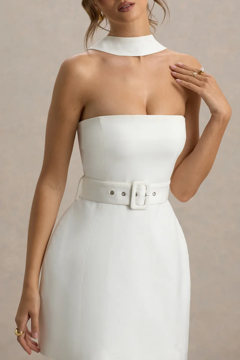 Timberly | Vestido corto blanco con escote bandeau y detalle de cinturón y choker - Imagen 4