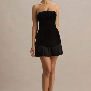 Valentina | Vestido corto de terciopelo negro con escote bandeau y falda plisada