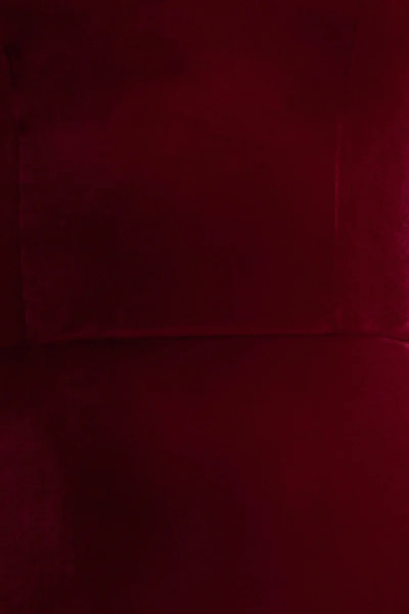 Illusion | Vestido Largo Burdeos De Terciopelo Con Escote Bandeau Y Lazo - Imagen 7