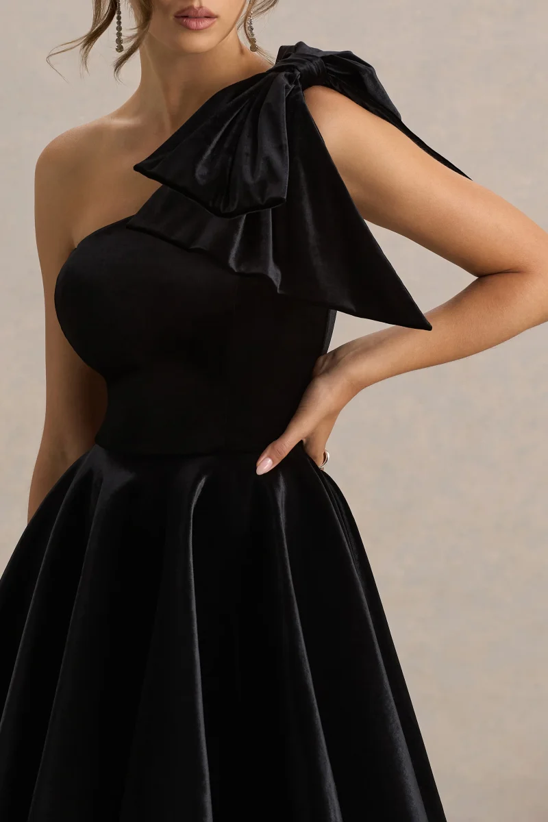 Keeley | Vestido Corto Negro de Terciopelo con Escote Asimétrico y Lazo - Imagen 4