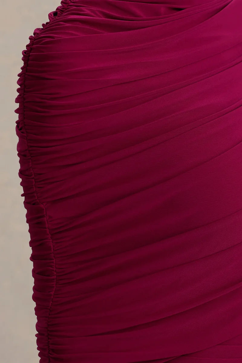 Glitz | Vestido largo en Burdeos con Escote Alto, Manga Capa y Detalles Fruncidos - Imagen 7