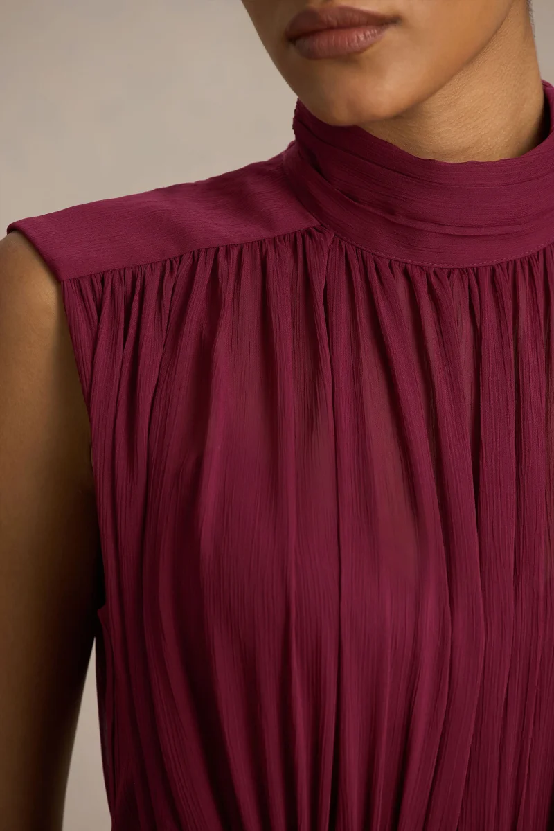 Melanina | Vestido largo de cuello alto y cola de pez en color burdeos con detalles fruncidos. - Imagen 4