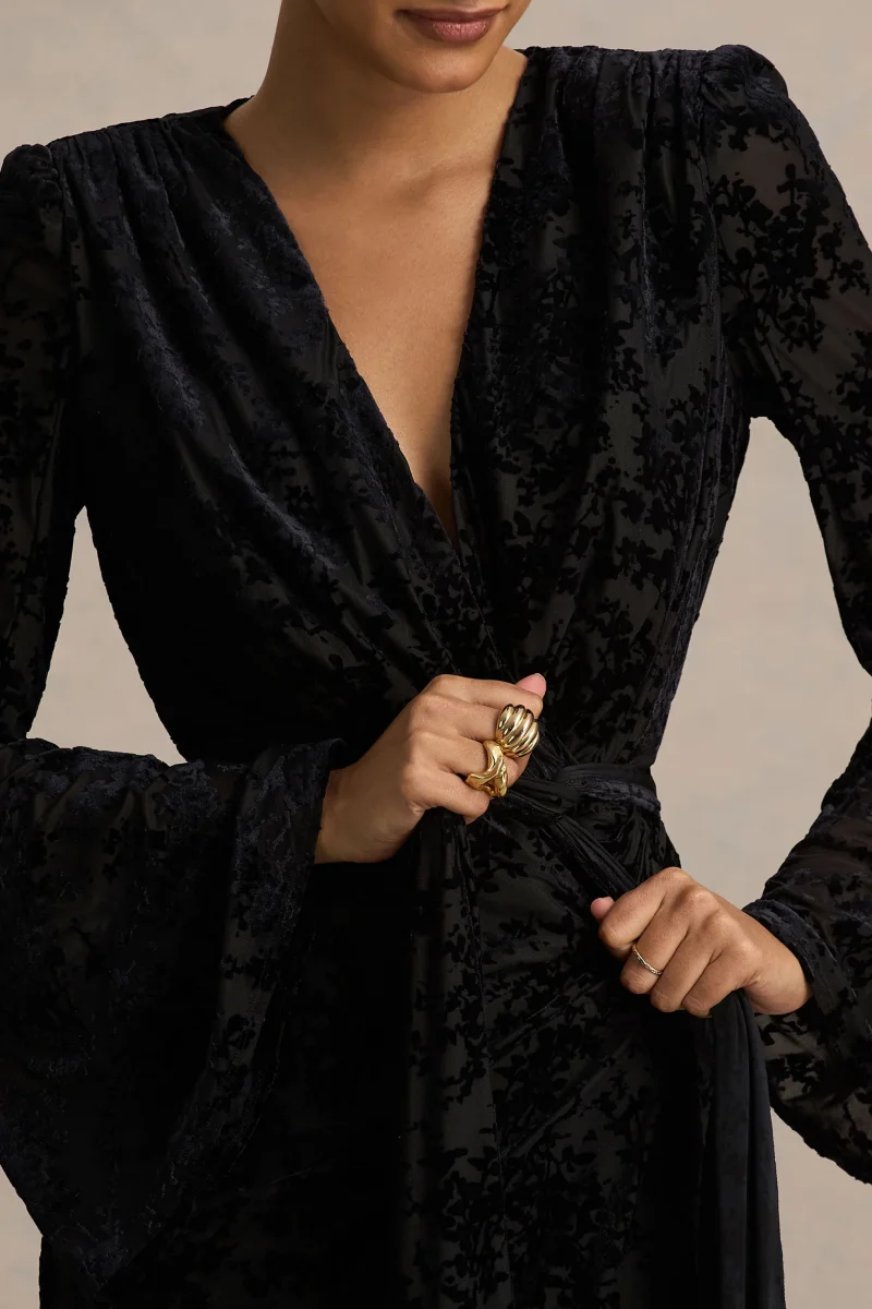 Vicenta | Vestido Corto cruzado de terciopelo devoré negro con escote pronunciado - Imagen 4