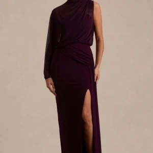 Aurelia | Vestido largo cruzado de cuello alto en color ciruela oscuro con manga tipo capa