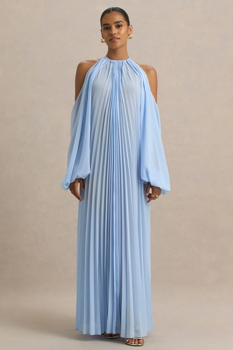 Reyna | Vestido largo azul bebé de gasa plisada con detalle de capa - Imagen 4