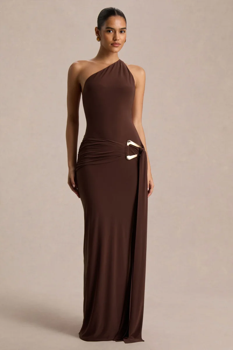 Bonnie | Vestido Largo Marrón con Escote Asimétrico y Detalles Fruncidos - Imagen 5