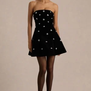 Tessa | Vestido corto negro de terciopelo con escote bandeau ornamentado