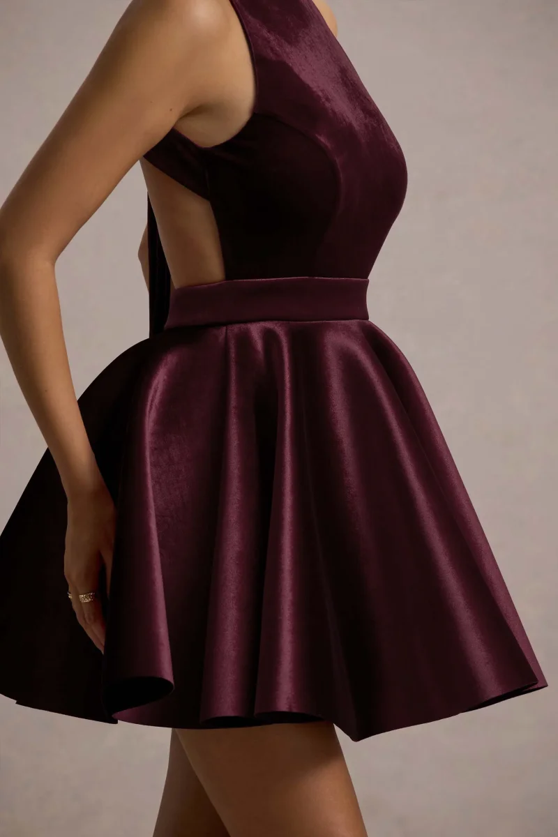 Mackie | Vestido corto de terciopelo con espalda al aire y falda de vuelo en color burdeos - Imagen 7