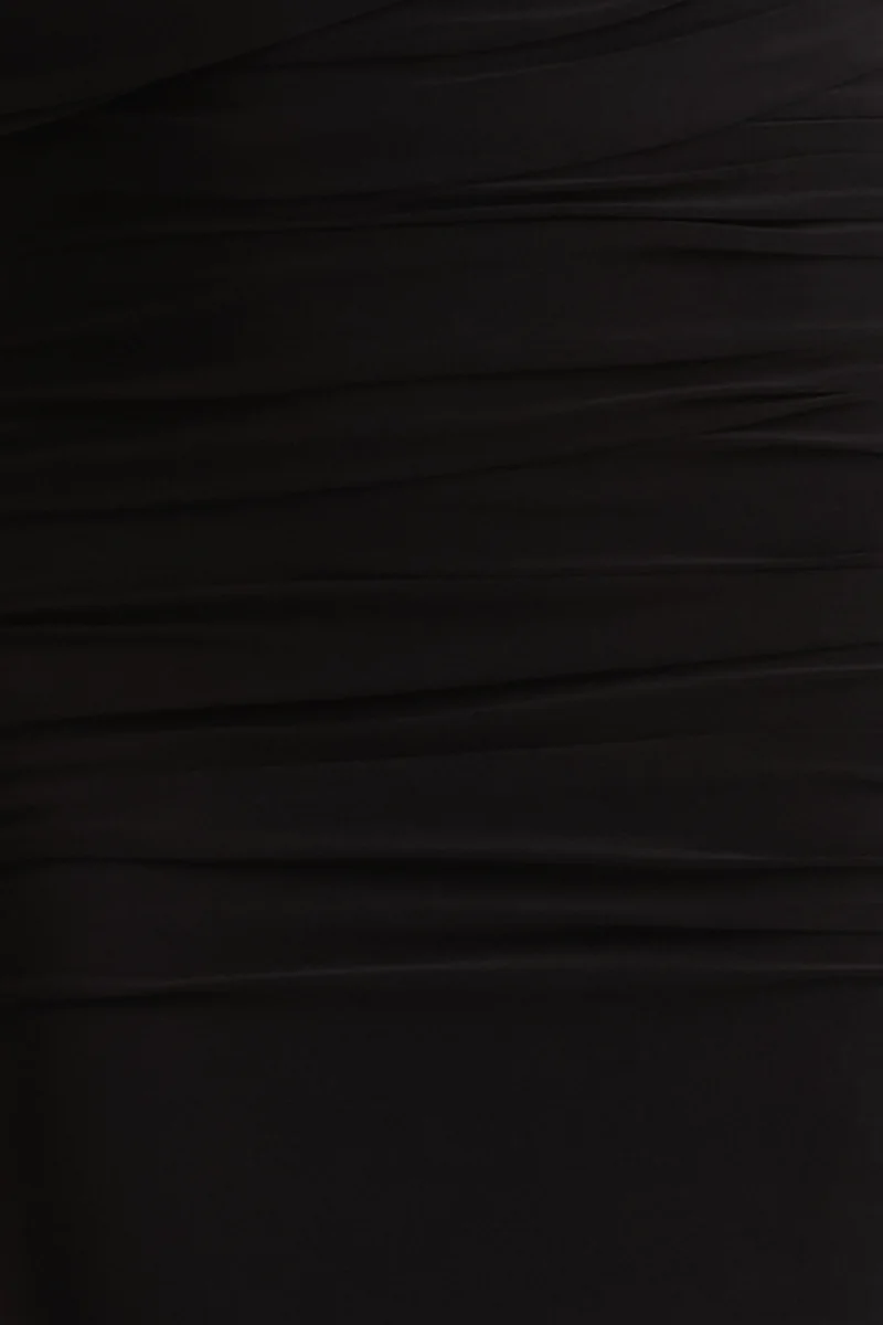 Glitz | Vestido largo en Negro con Escote Alto, Manga Capa y Detalle Fruncido - Imagen 8