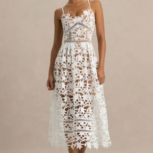 Zuri | Vestido midi blanco de encaje con escote corazón
