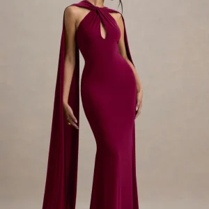 Rhoda | Vestido largo en burdeos con escote halter torcido y capa