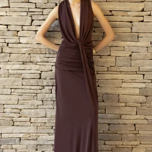 Serafina | Vestido Largo Chocolate De Escote Profundo Extremo con Detalle Wrap y Fruncidos