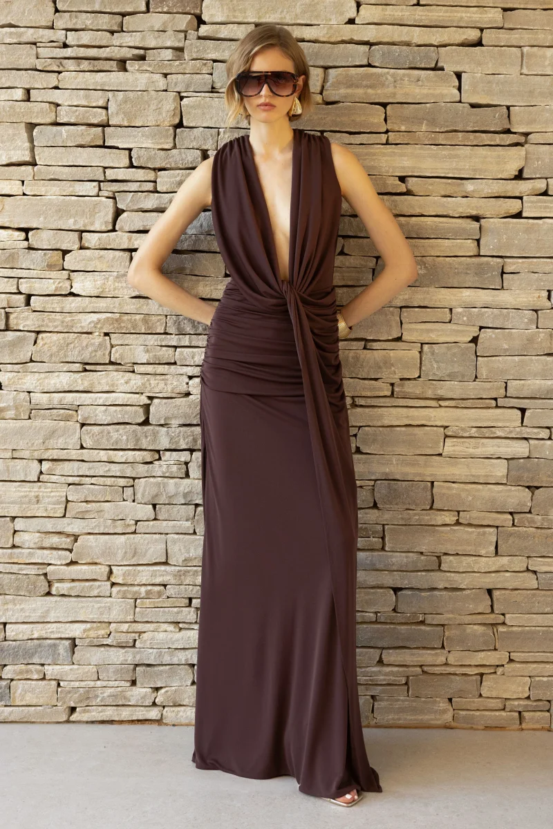 Serafina | Vestido Largo Chocolate De Escote Profundo Extremo con Detalle Wrap y Fruncidos - Imagen 2
