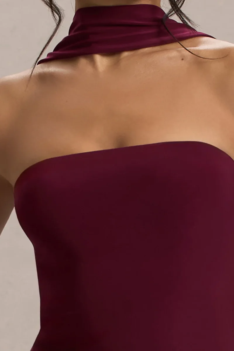 Nobu | Vestido largo con escote bandeau y cuello halter en color burdeos - Imagen 7
