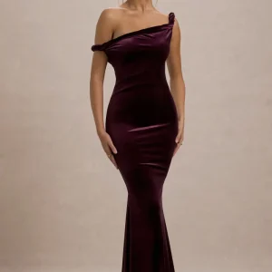 Neeka | Vestido largo asimétrico de terciopelo en color burdeos