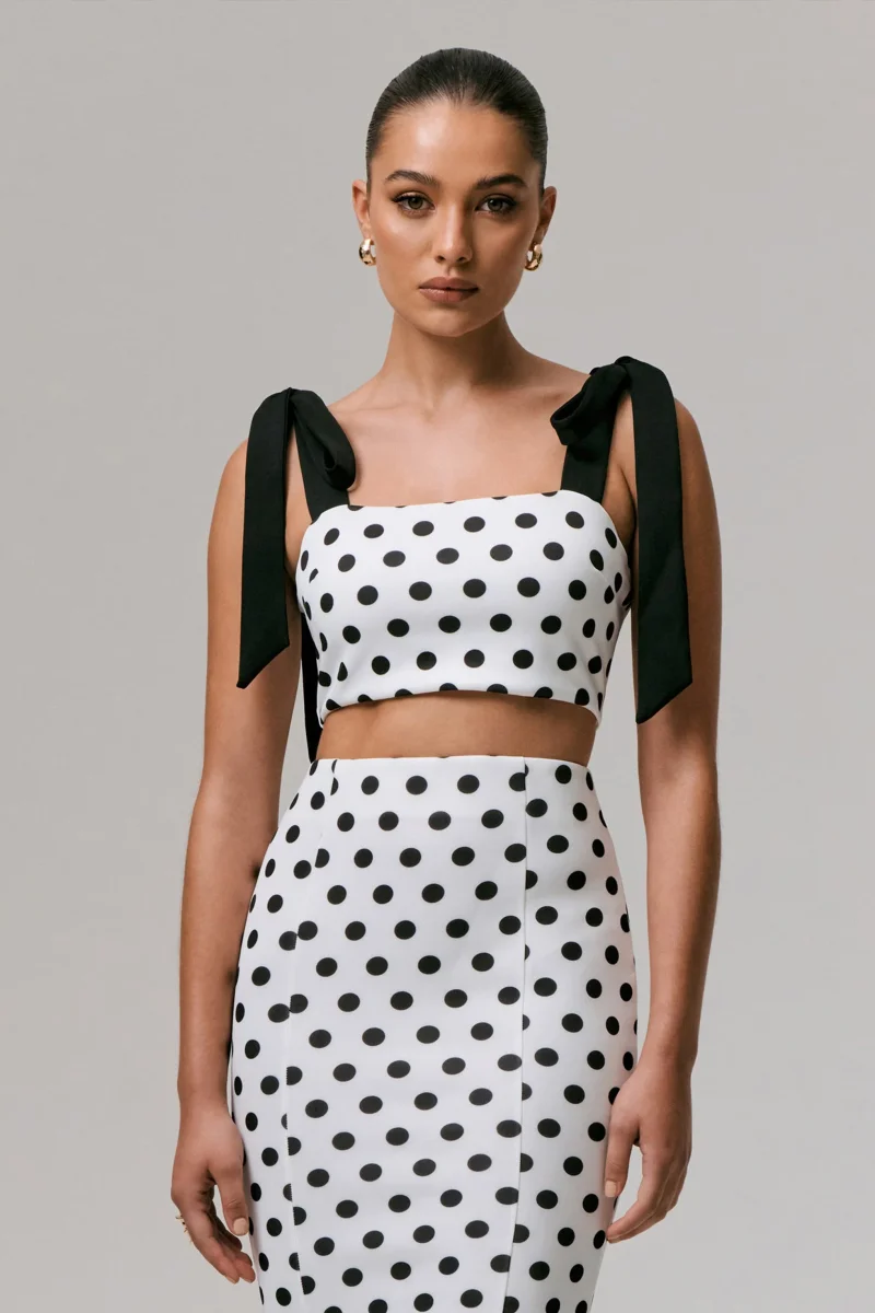 Phoebe | Top corto de lunares y tirantes negros con lazada