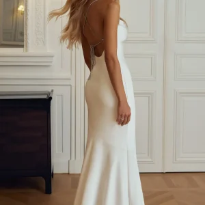 Maelia | Vestido largo de satén color crema con escote drapeado y tirantes adornado