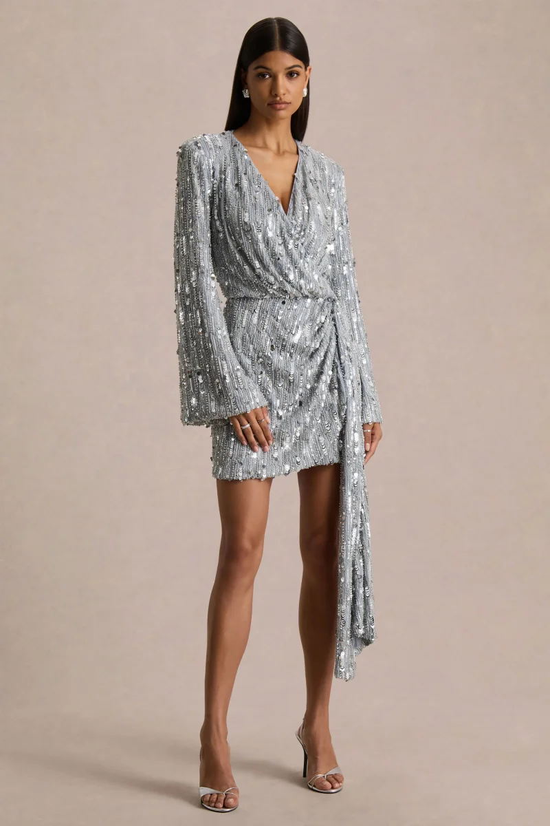 Carmina | Vestido Corto Cruzado de Lentejuelas Plateadas con Escote en V y Detalle de Fajín - Imagen 6
