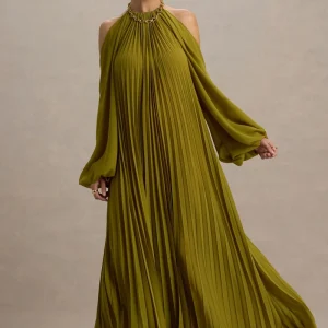 Reyna | Vestido largo plisado en color oliva con capa trasera decorativa
