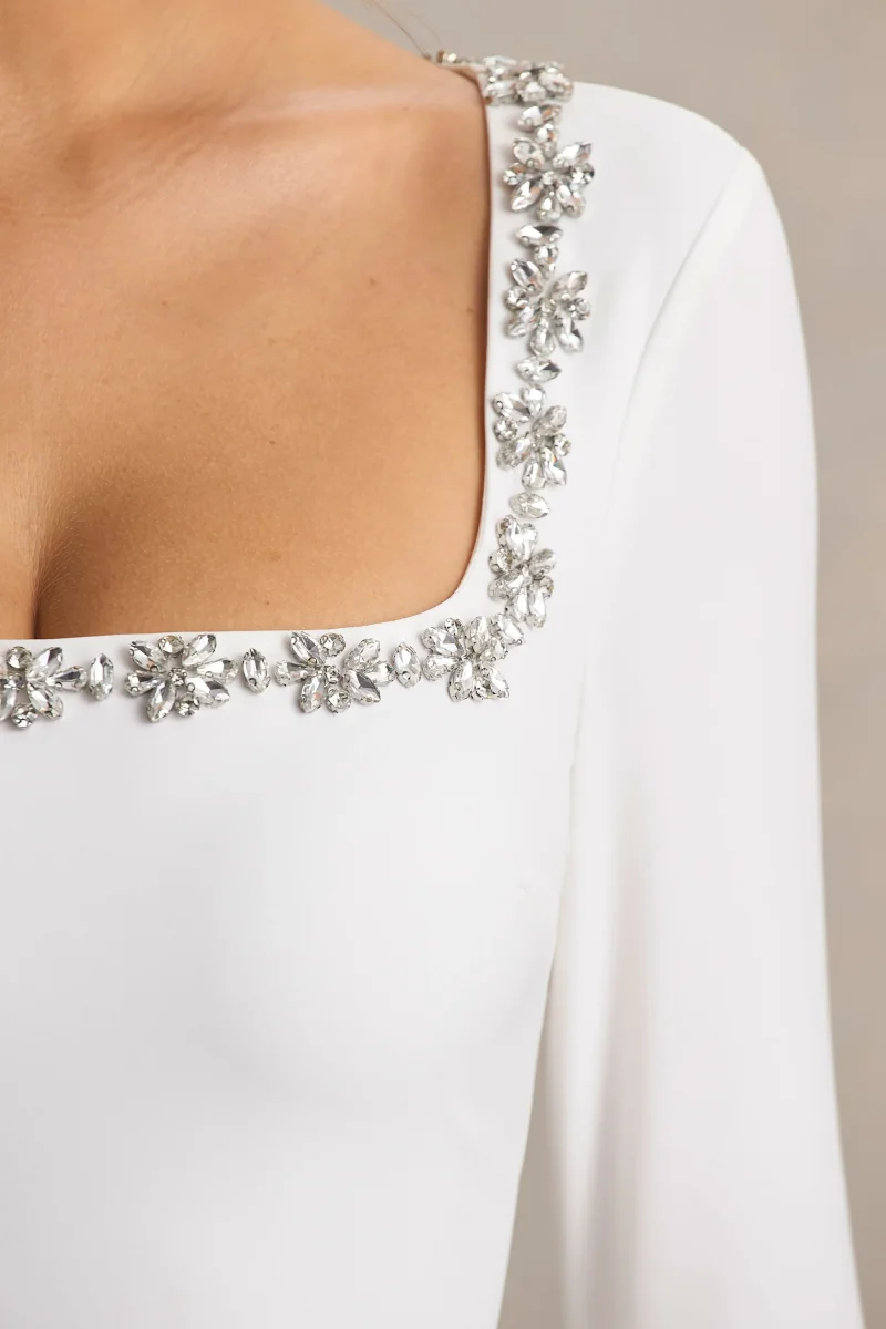 Astonish | Vestido Corto Blanco de Manga Larga con Pedrería y Falda Voluminosa - Imagen 7