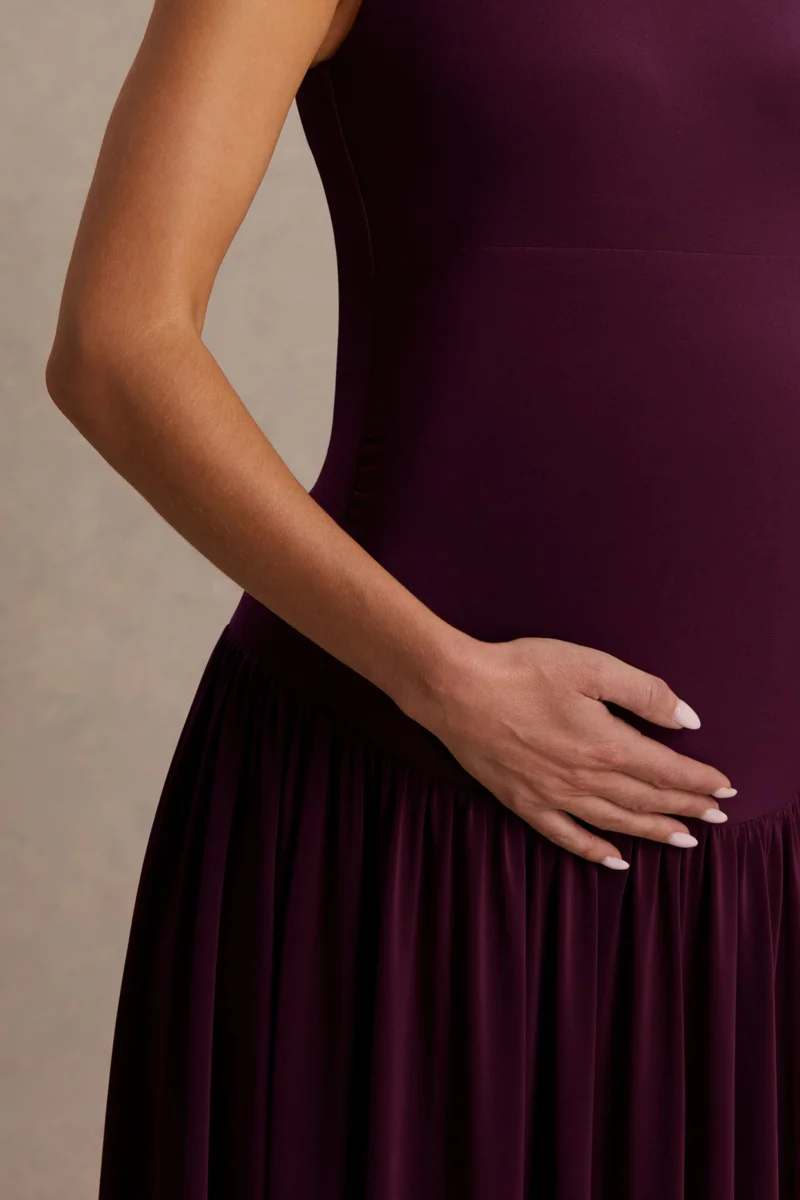 Outline | Vestido Largo Premamá Burdeos de Cuello Alto con Falda Drapeada - Imagen 4