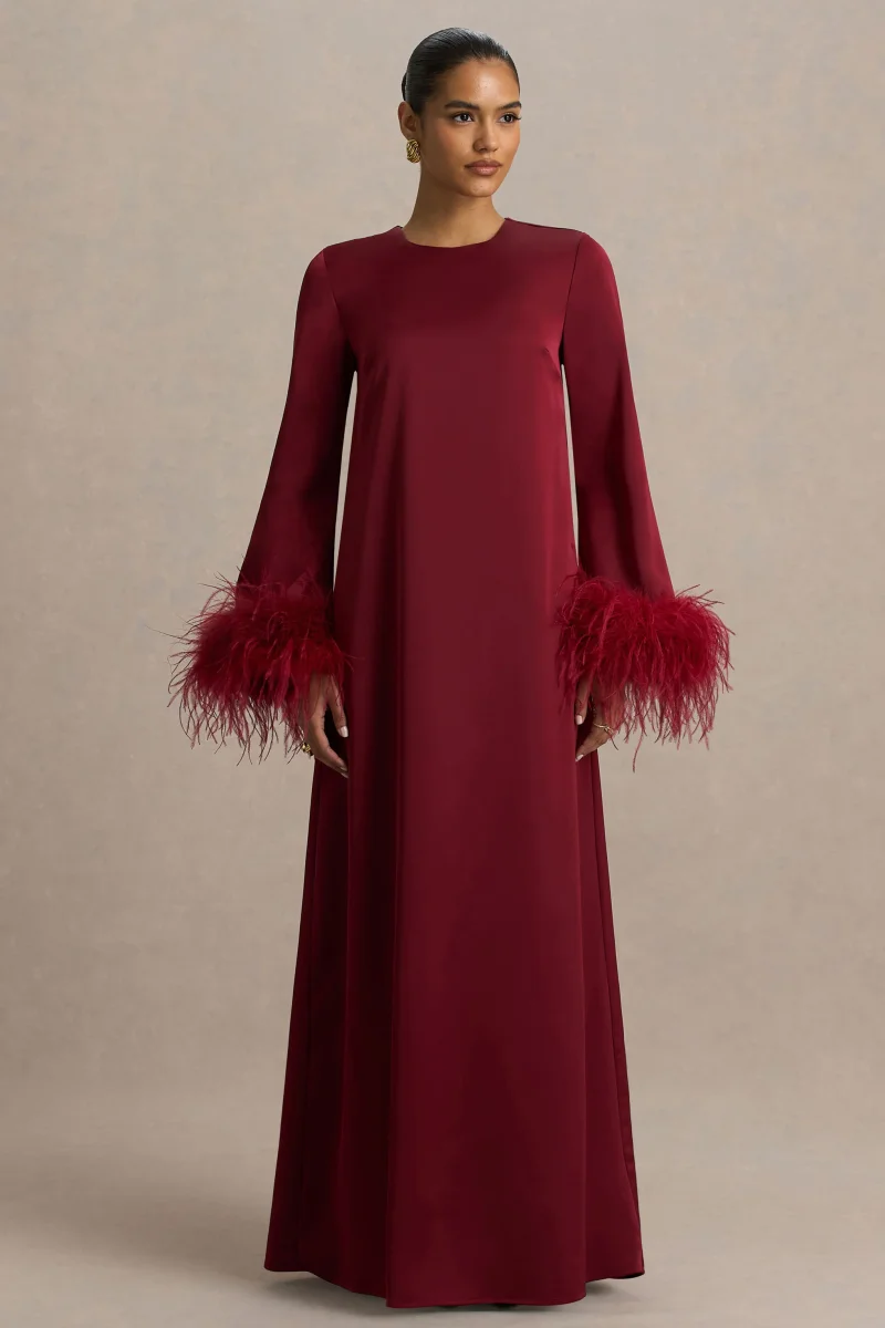 Adella | Vestido Largo de Satén Burdeos con Detalle de Plumas