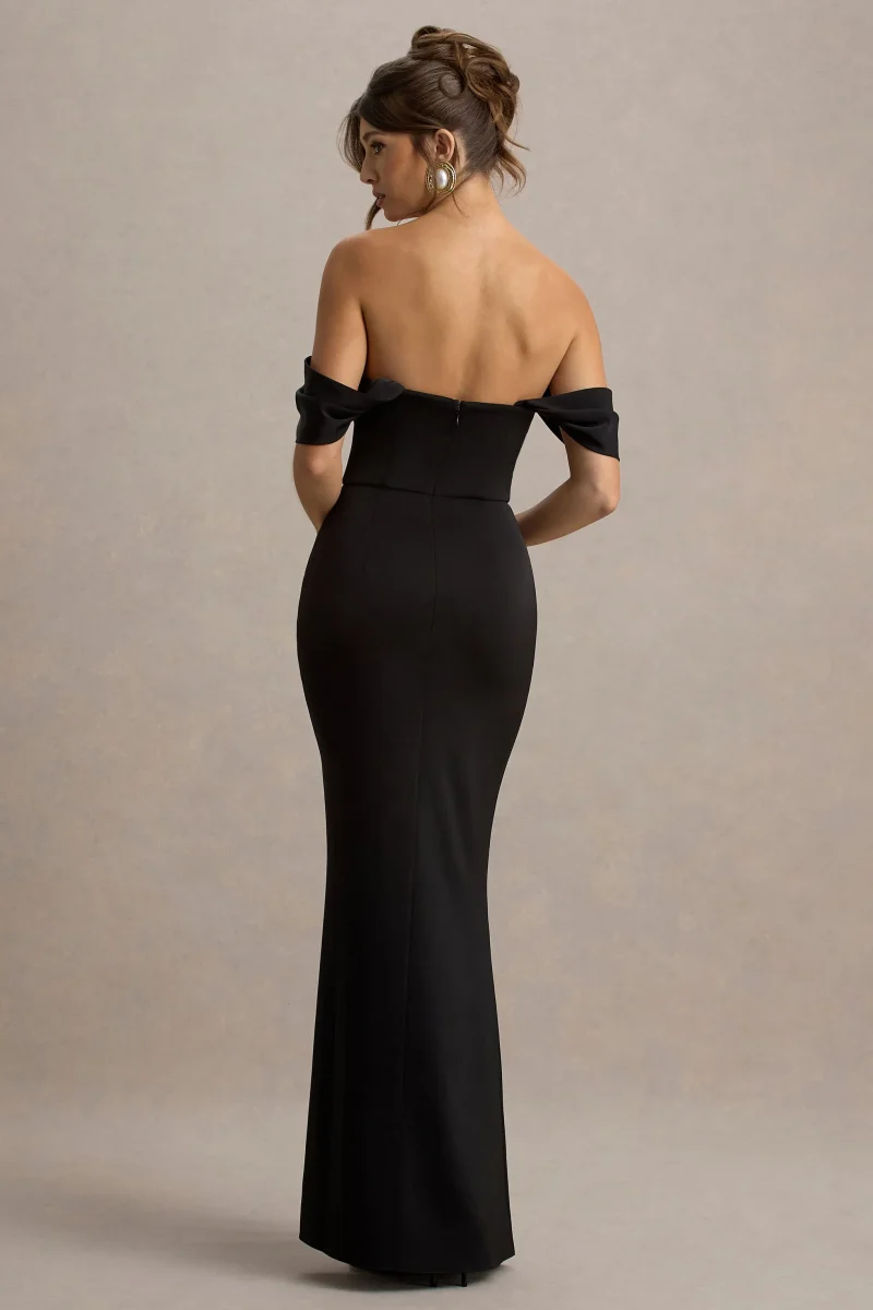 Annie | Vestido largo negro satinado con escote bardot y detalles fruncidos - Imagen 3